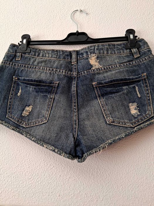 Shorts Pull&Bear e MNG,com camisola H&M.