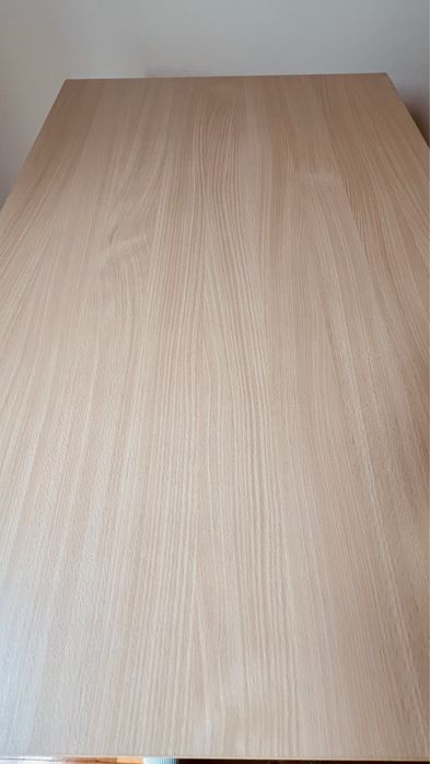 Mesa de Madeira Extensível de Linhas  Modernas e Retas