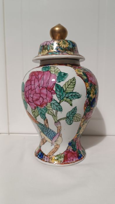 Pote antigo com tampa. 26 cm altura. 910 gramasNovo