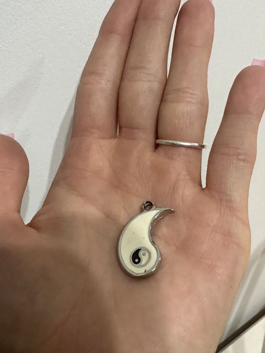 Yin i yang zawieszka brelok biało czarny medalik talizman znak