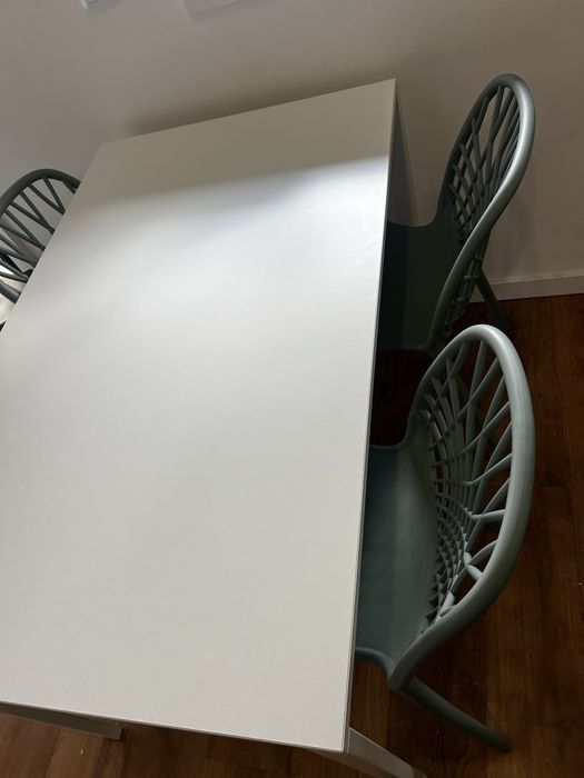 Mesa com 4 cadeiras