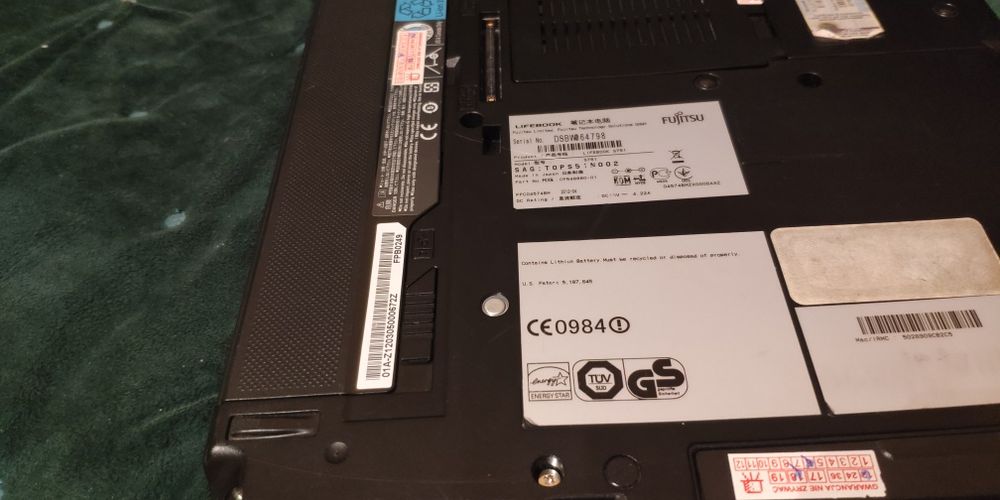 Dwa laptopy HP dv6 i Fujitsu Lifebook S751