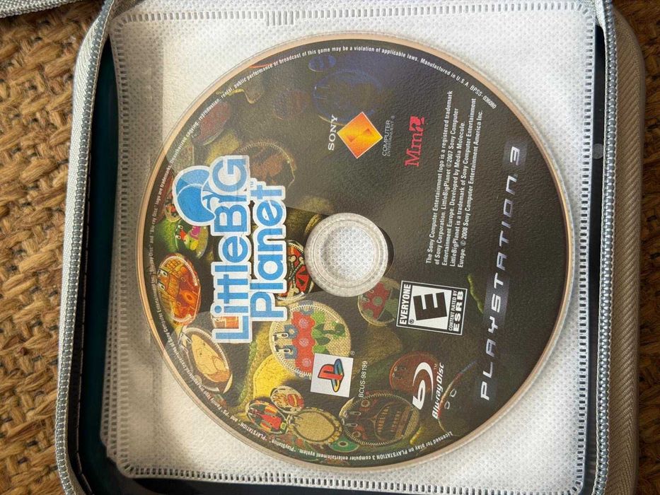 Vendo PlayStation 3 Fat (modelo com 2 portas USB), em excelente estado e a funcionar perfeitamente.