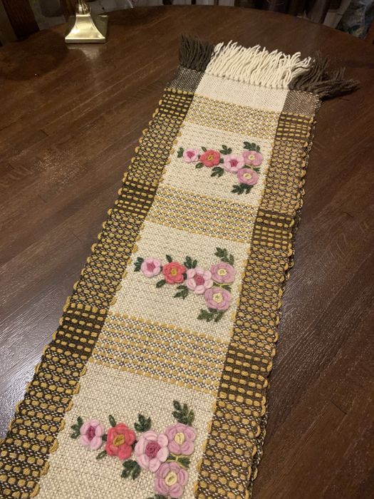 Stary wełniany bieżnik podłużny z frędzlami.