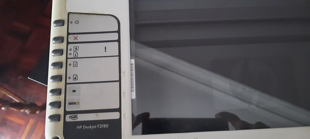 Monitor de computador com impressora e teclado