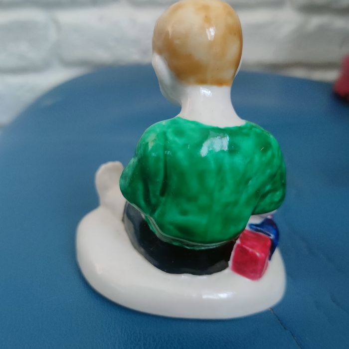 Статуэтка "Мальчик с кубиками"