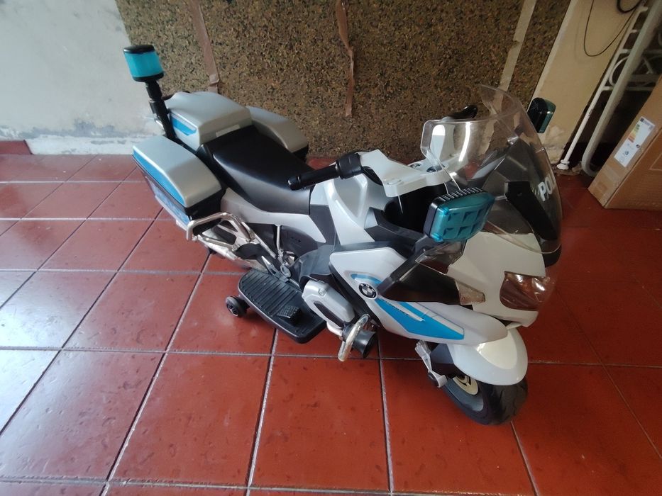 Mota elétrica de policia BMW de criança
