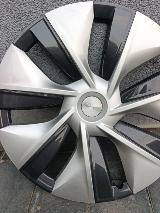 один ковпак tesla model Y R19