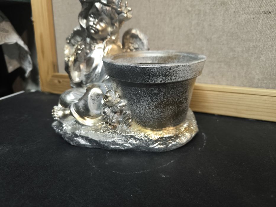Anjo decorativo com vaso
Peça decorativa em formato de anjo com um peq