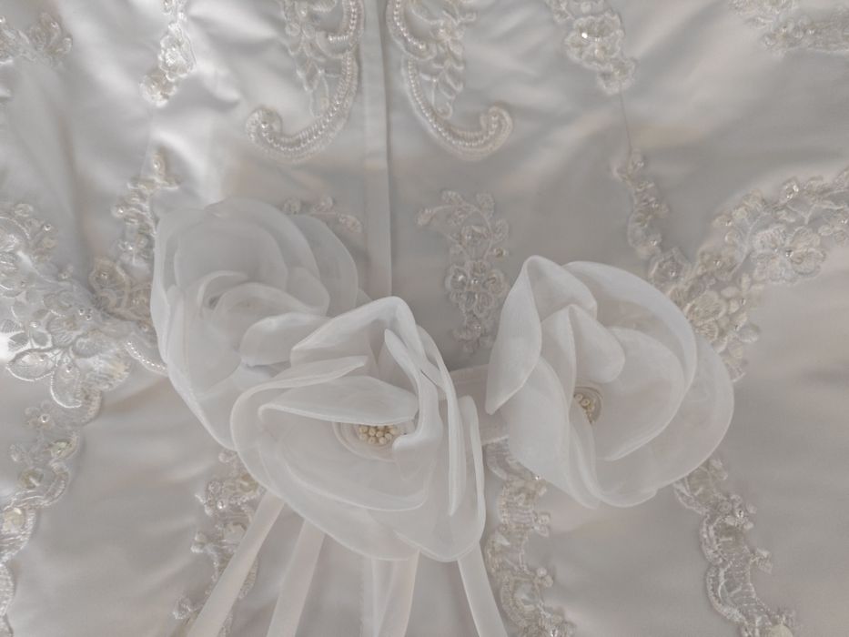 Suknia ślubna z długim trenem