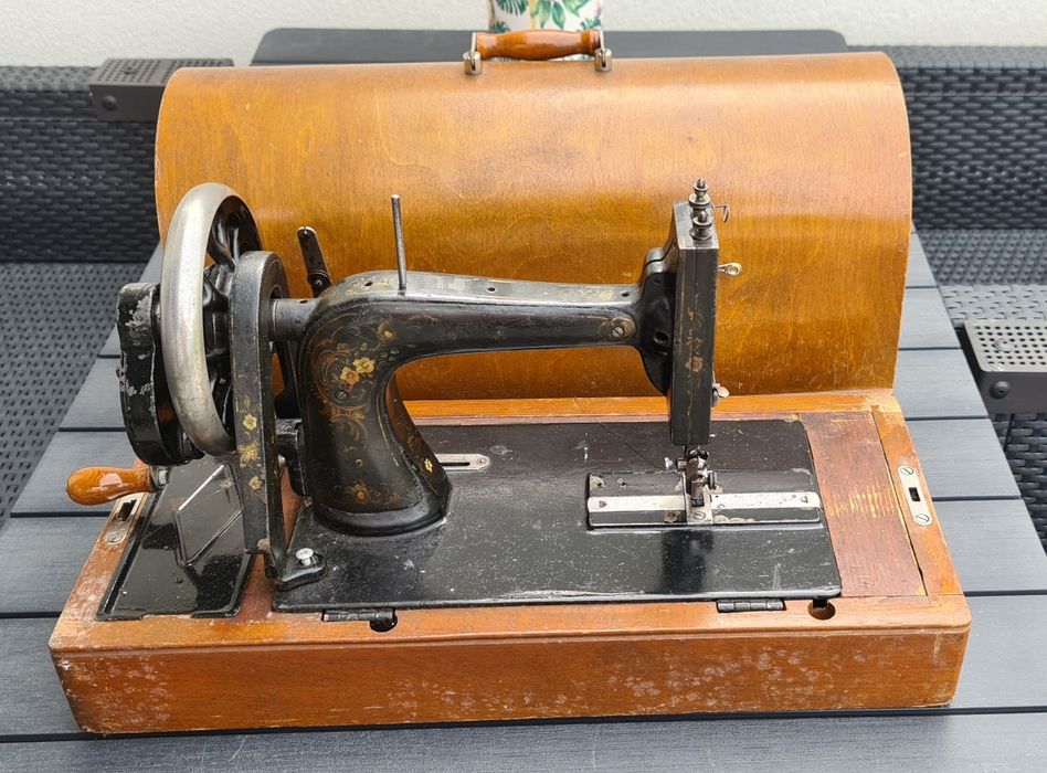 Maszyna do szycia,  antyk.