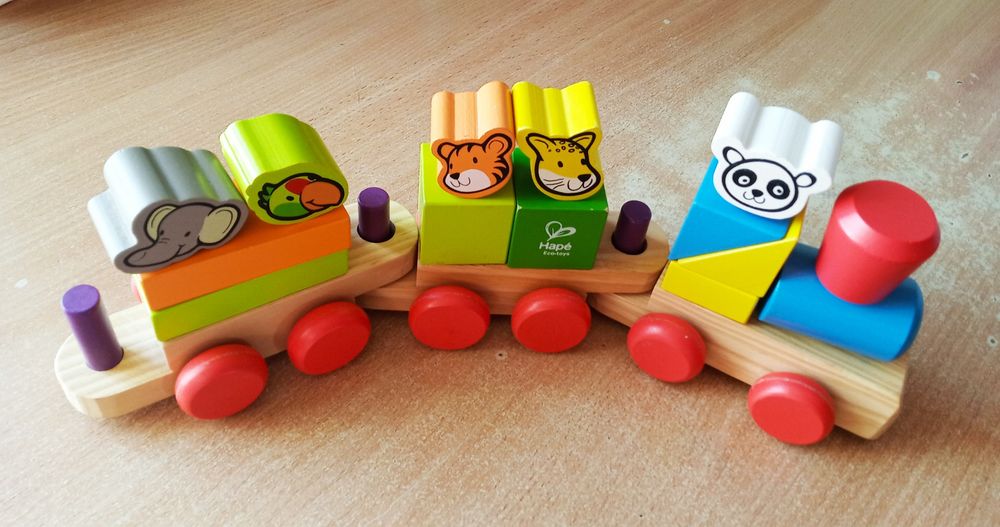Продам комплект: деревянный поезд-конструктор (hape eco)+ пирамидка