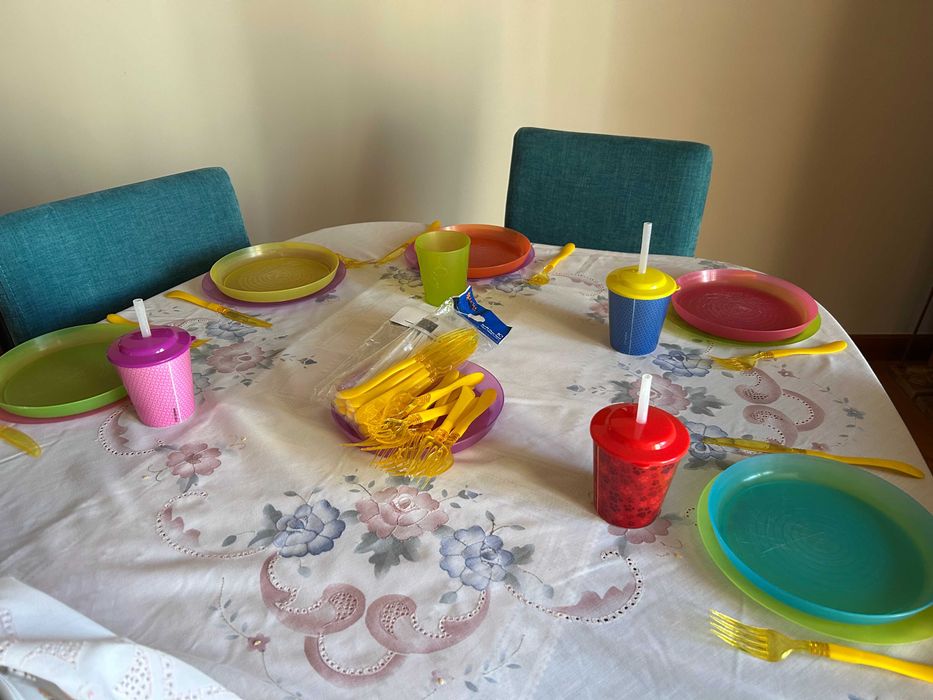 conjunto de pratos, talheres, copos e toalhas de mesa, de plastico (criança)