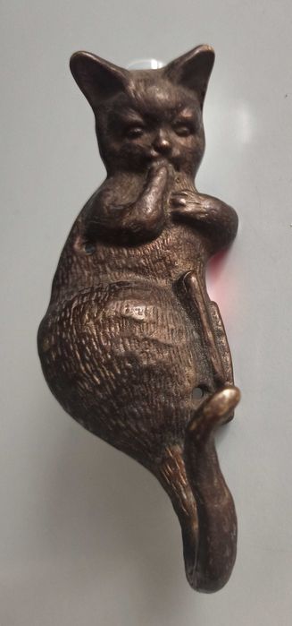 kot - wieszak z ciemnego mosiądzu - figurka kota 14,5 cm