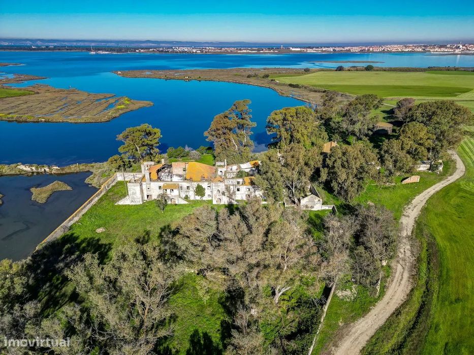 Estate on the south bank of the Tagus River, spanning 105 hectares, with an urban area of 5,000 m².