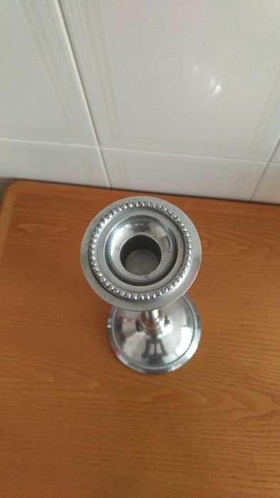 Par de castiçais prateados