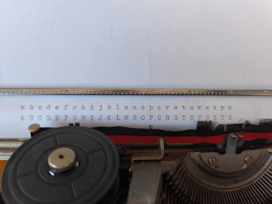 Maquina de escrever Olivetti com mala