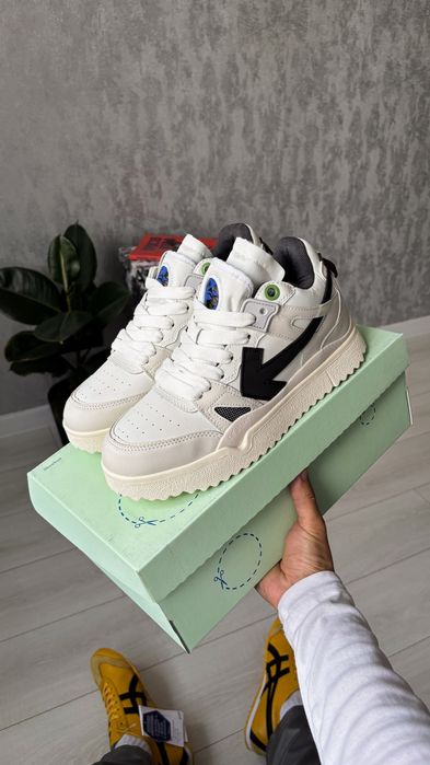 36-45 Off-White Sponge White/Black