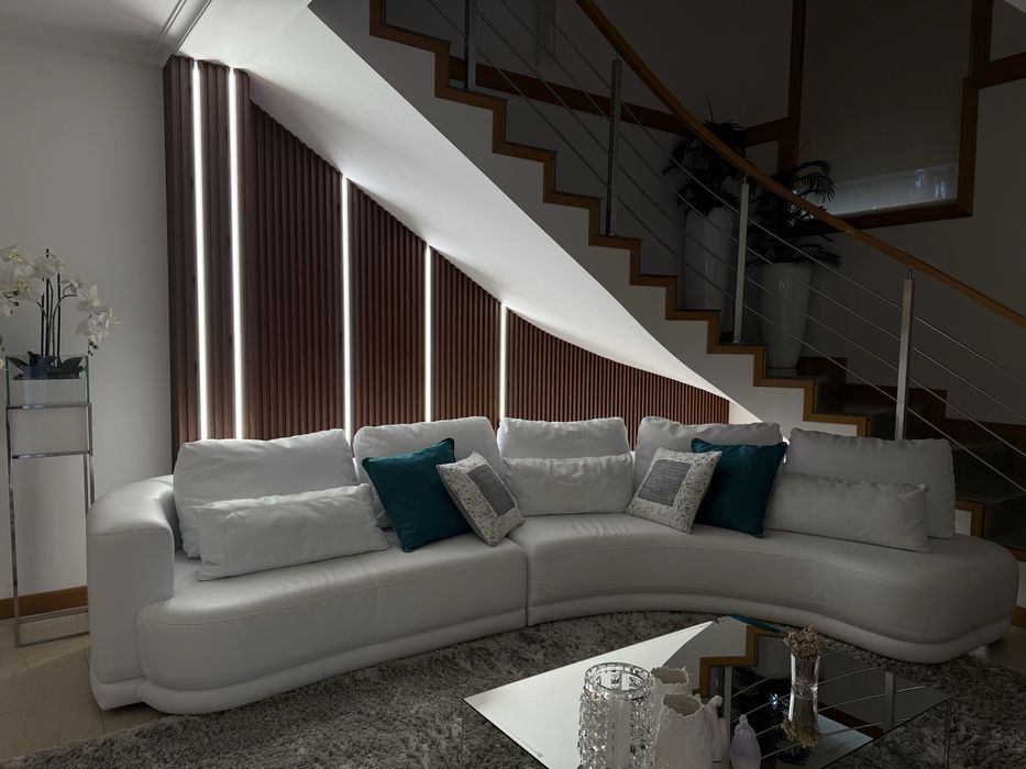 Sofá de sala com conjunto de almofadas