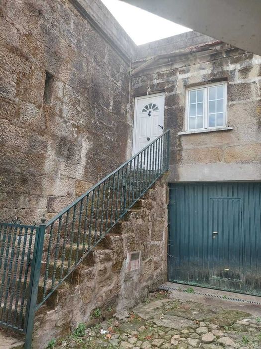 Moradia t4 interior para recuperar- toda em pedra 2 gar.,negociável