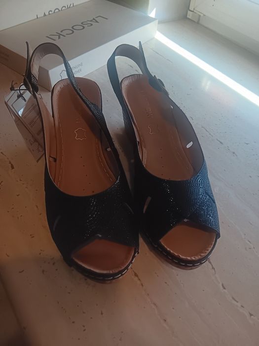 Lasocki  Sandały damskie na koturnie