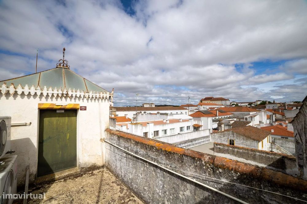 Edifício amplo com 30 salas e elevador em Évora