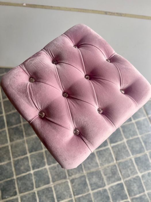 Banco em veludo cor de rosa em capitoné