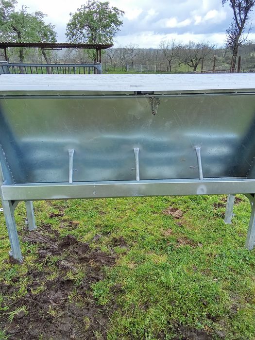 Vendo comedouro para vitelos