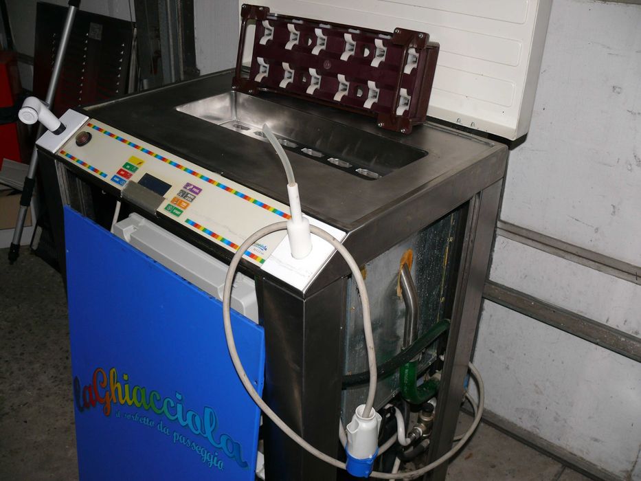 CARPIGIANI  automat do produkcji lodów na patyku