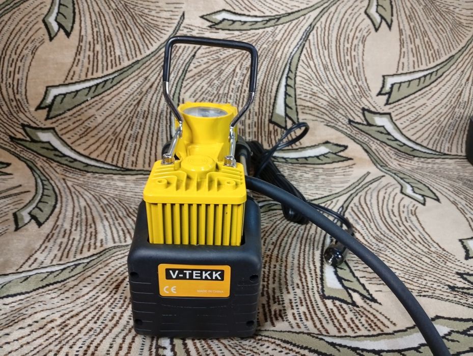 Автомобильный двухпоршневой  компрессор с ремкомплектом.