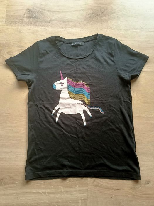 Czarny t-shirt z nadrukiem