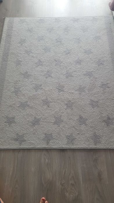 Tapete cinzento com estrelas