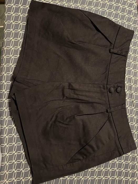 Віддам безкоштовно короткі чорні шорти з карманами