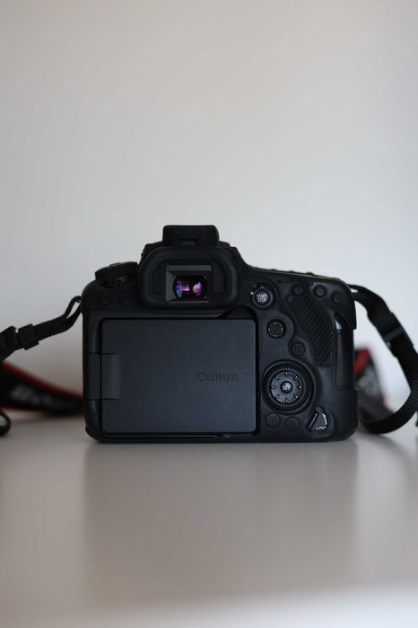 Canon EOS 90D + 18-135mm f/3.5-5.6 IS USM