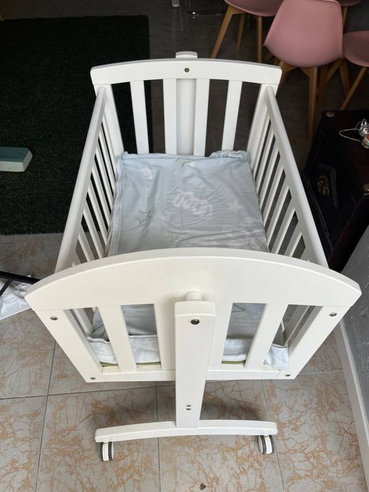 baby crib for newborns (0–6 months)