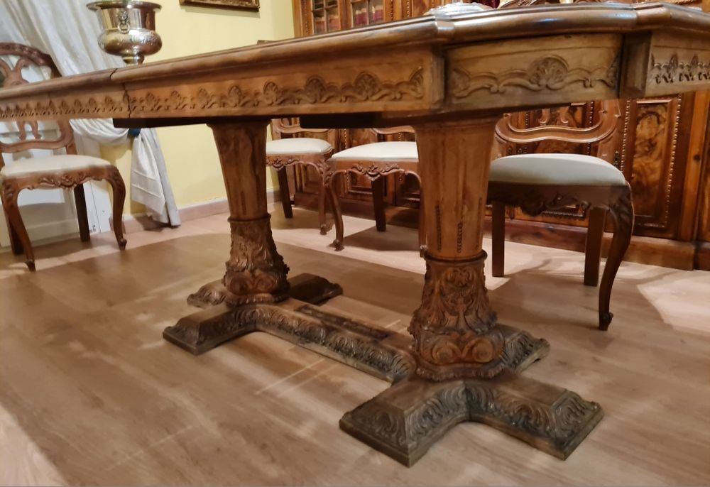 Casa de jantar com mesa, 8 cadeiras e móvel em Nogueira Americana