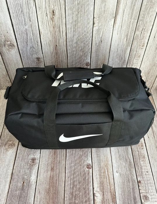 Сумка  спортивна NIKE.Вмістка та підходить для всього.