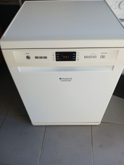 Máquina de lavar loiça Ariston Hotpoint classe A+ em ótimo estado