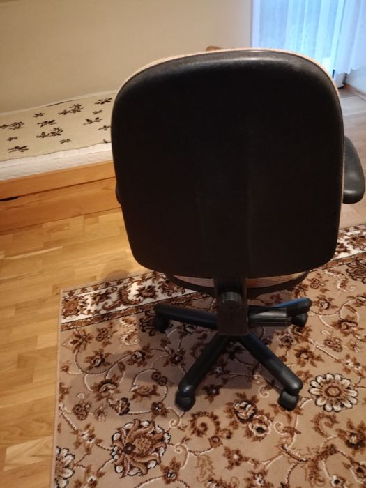 Fotel biurowy obrotowy