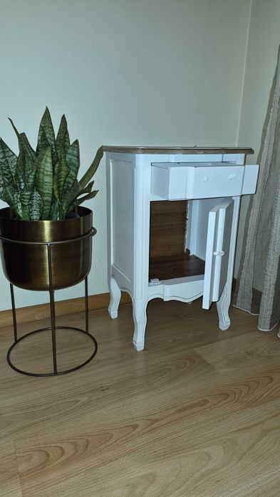 Mesinha cabeceira consola para restaurar