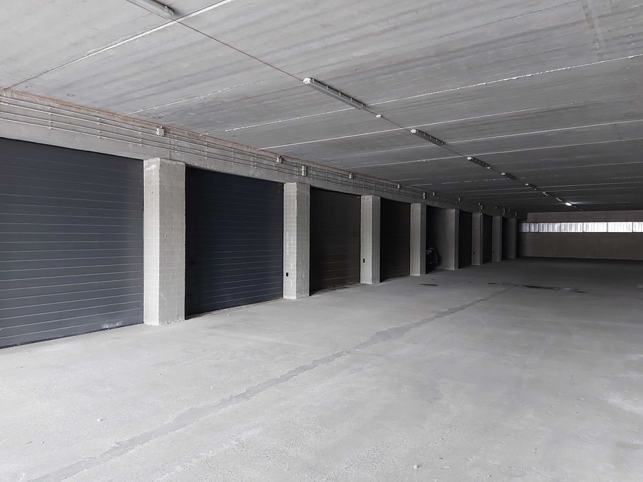 Паркомісце закритого типу по вул. Стрілецька. Ворота, світло.