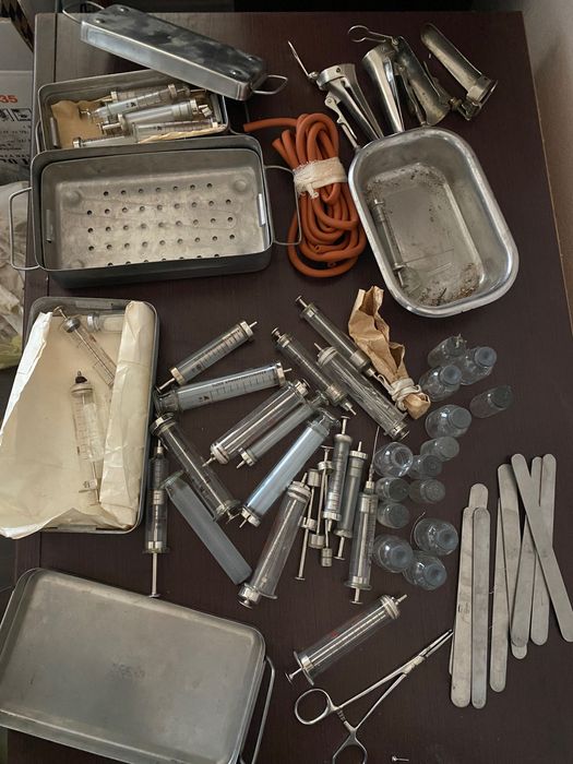 Декор для квест кімнати. Шприці, стерилизатори, бутиль