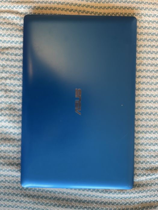 Laptop ASUS niebieski