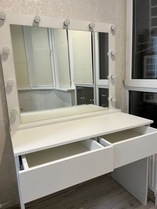 Туалетний столік з дзеркалом