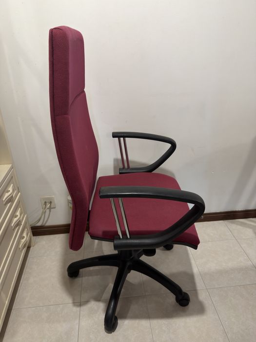 Cadeira de escritório em tecido vermelho