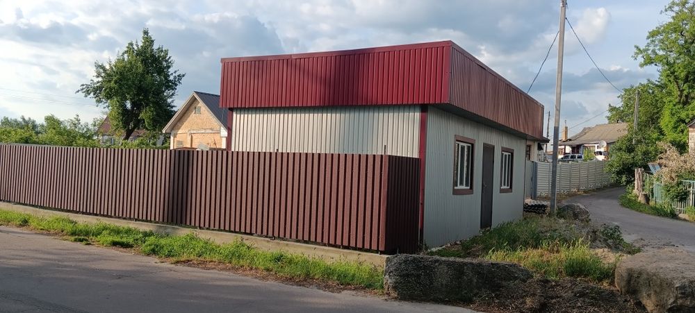 Приватизована земельна ділянка.з приміщенням для магазину.