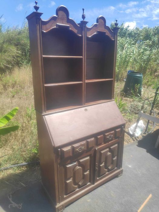 Cómoda com 4 gavetas estilo clássico