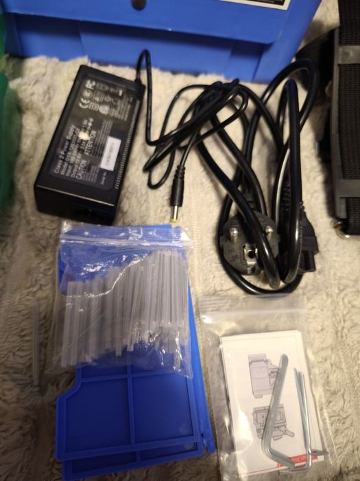 Mala com algumas acessórios para fibra ótica só o que está na imagem