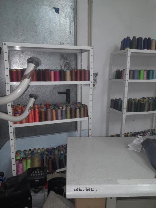 Vendo conjunto de linhas várias cores e tamanhos e duas máquinas