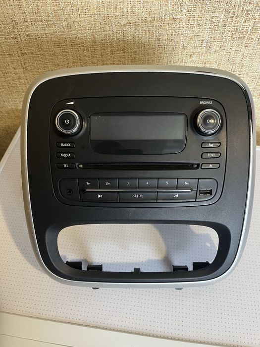 Продам магнитолу Опель Виваро Трафик 3
